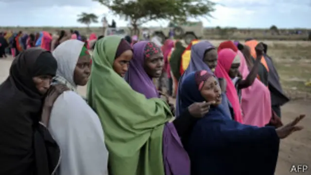Женщины Сомали стоят в очереди за гуманитарной помощью