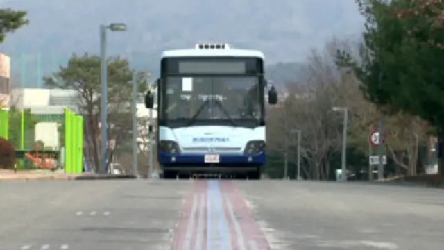 Ônibus sul-coreano carregado por rua elétrica