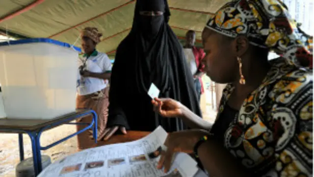 د ټاکنو دویم پړاو ته ولاړو دواړو کاندیدانو بېلابېلې ژمنې کړي خو ډېری خلک په دې ګومان دي چې پخوانی صدراعظم ابراهیم بوبکر کیتا به خپل سیال ته ماتې ورکړي.