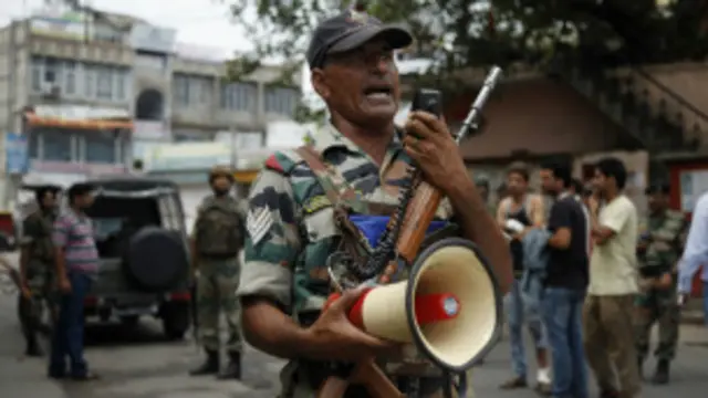 یوه پولیس افسر ارون کومار وايي، په یو شمېر بزګرانو هغه مهال برید وشو، چې له غونډې وروسته کورونو ته ستنېدل. 