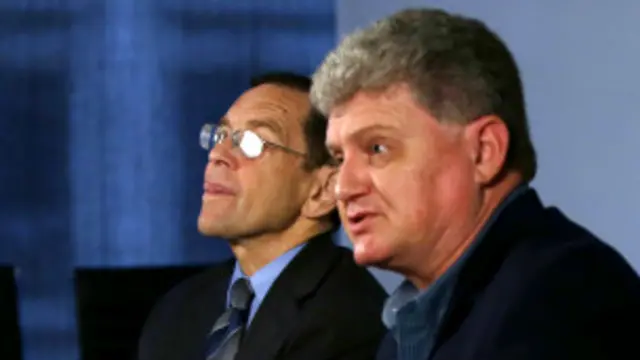 لون اسنودن (راست) تاریخ سفرش به روسیه را اعلام نکرد