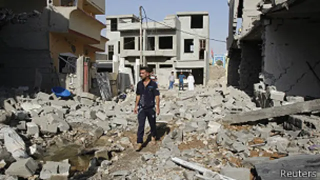 hombre camina entre ruinas en un barrio Bagdad
