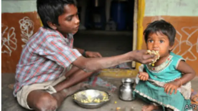 खाना खाते बच्चे