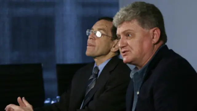 एडवर्ड स्नोडेन के पिता और उनके वकील