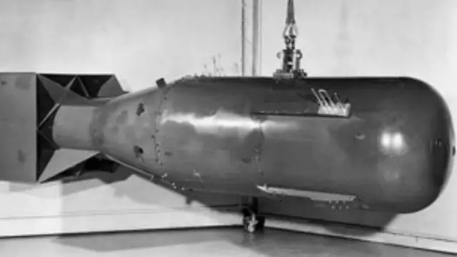 1945年8月6日，美国在广岛投放第一枚原子弹，代号“小男孩”