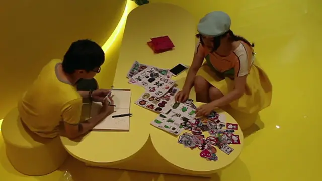 在过去的30年,中国人对性的道德观有所放松,更多的年轻人与更多伴侣发生关系,而且年纪也越来越轻。