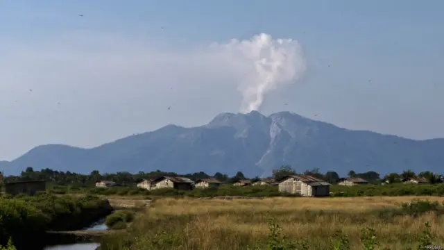 Gunung Rokatenda meletus, foto oleh Karolus Naga/Reuters