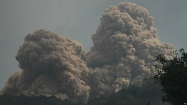 Gunung Rokatenda adalah satu dari 129 gunung api aktif di Indonesia, yang dikenal terletak di lokasi "Cincin Api" yang membuatnya rentan atas bencana gempa dan gunung api meletus.