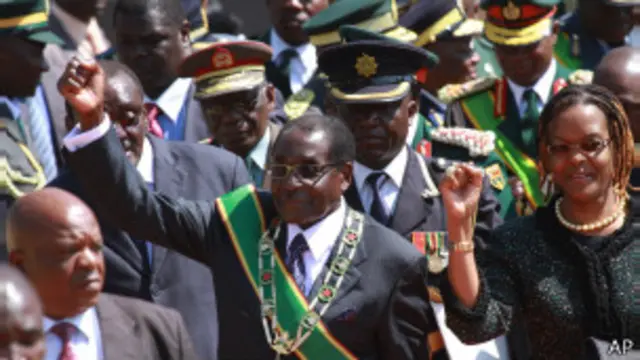 津巴布韦总统穆加贝参加在哈拉雷的庆祝活动