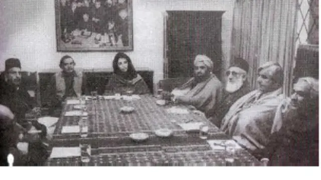 ایم آر ڈی کے رہنماؤں کا ایک اجلاس۔ (تصویر میں نوابزادہ نصر اللہ خان، بے نظیر بھٹو، مولانا فضل الرحمان اور ملک قاسم دیکھے جا سکتے ہیں)