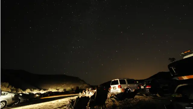 在美国加州观测英仙座流星雨的观星族