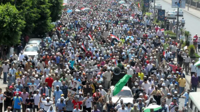 د مصر یوې امنیتي سرچینې بي بي سي ته ویلي، چې د لیرې شوي ولسمشر محمد مرسي د پلویانو له خوا رابعه العدویه او النهضت میدانونو کې د مظاهره کوونکو د تیت پرک کولو امر ځنډول شوی.