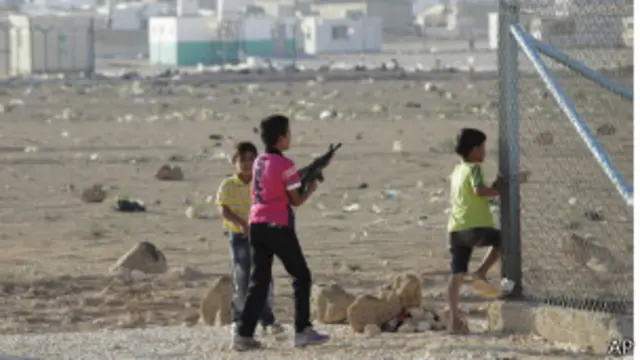 نزح مئات الآلاف من السوريين جراء أعمال العنف. 