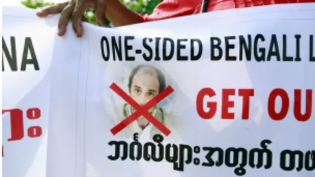 People in Rakhine State protest Mr Quintana