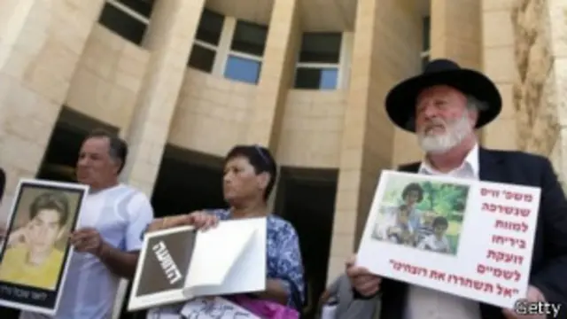 گروهی از حامیان قربانیان حملات فلسطینی‌ها مخالف آزادی همه این زندانیان بودند