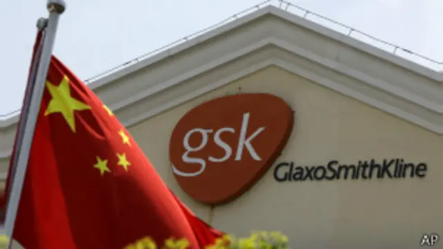 Китайский флаг над филиалом glaxosmithkline в Шанхае