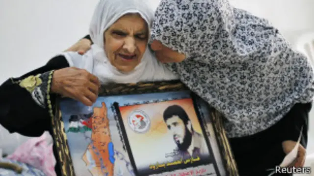 يطلق سراح السجناء الفلسطينيين في إطار اتفاق لاستئناف المفاوضات مع الإسرائيليين. 