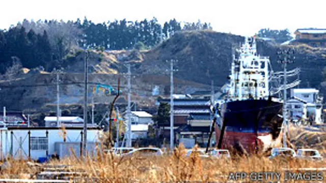 La embarcación Kyotokumaru fue transportada un kilómetro tierra adentro por el tsunami