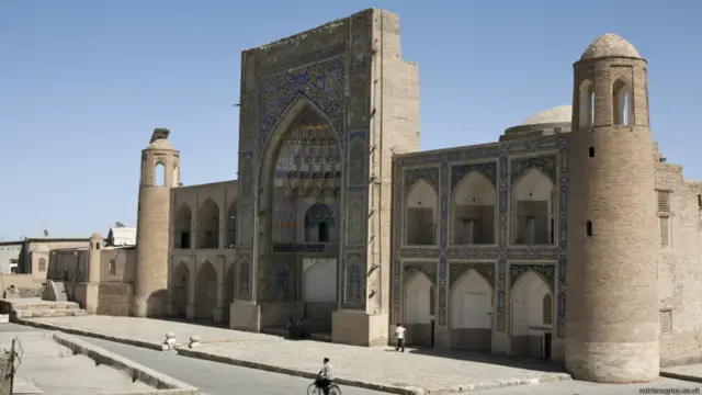 Buxorodagi Abdulazizxon madrasasi peshtoqida qush va ajdarlar tasvirlangan.