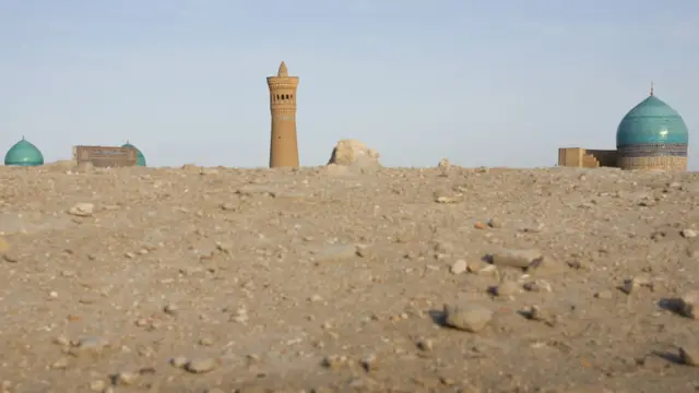 Buxoro Arkining sharqiy qismi 1920 yillardagi urush harakatlari davrida vayron etilgan. U yerdan shaharning go‘zal manzarasi namoyon bo‘ladi.