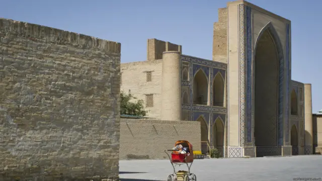 Ulug‘bek madrasasi peshtoqiga "Har bir musulmon va muslima ilm izlashi kerak" degan so‘zlar bitilgan.