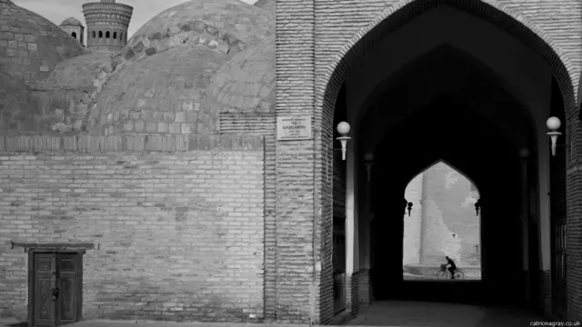 Dastlab zargar tujjorlar bozori bo‘lgan va 16 asrda qurilgan "Toqi Zargaron" hanuz gavjum savdo markazidir.