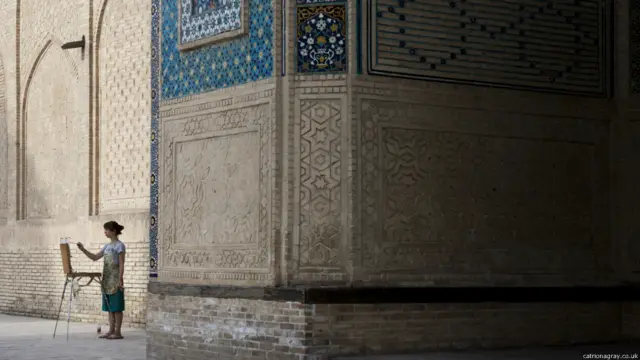 Rassom qiz "Mir Arab"ni chizmoqda.