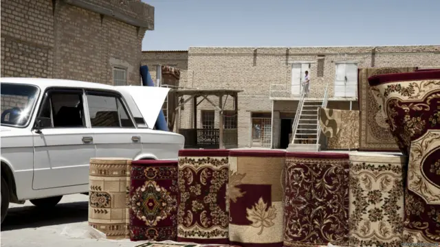 Gilamlar "Buyuk Ipak Yo‘li" bo‘ylab bozorlarda qadim zamonlardan beri sotib kelingan asosiy ashyolardan. Hozirda gilamlarning aksari mashinalarda to‘qilgan.