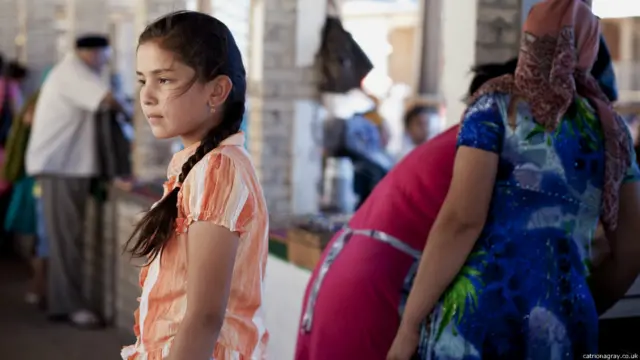 Zargarlik buyumlari bozoridagi xaridorlarning ham, savdogarlarning ham aksari ayollar.