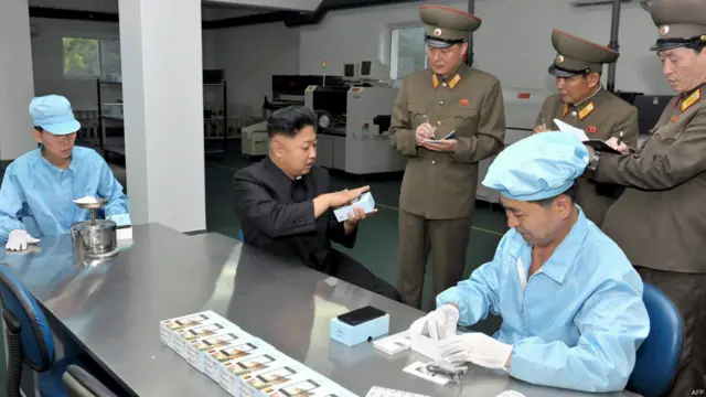 Kim Jong-Un mengunjungi tempat pembuatan telepon pintar, AFP