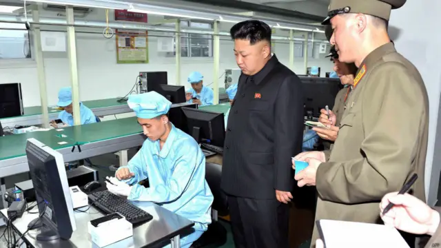 Kim Jong-Un melihat perakitan 'Arirang', AFP