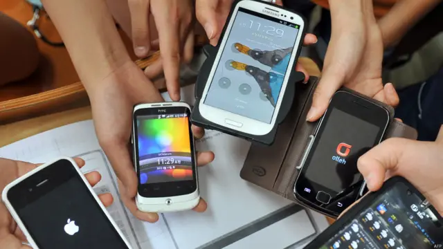 Berbagai bentuk dan jenis telepon pintar yang dimiliki anak sekolah di Korea Selatan, AFP