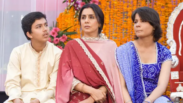 55 साल की नीतू सिंह कपूर ने लंबे समय बाद फिर से फ़िल्मों में वापसी की. वो अपने पति ऋषि कपूर के साथ फ़िल्म 'दो दूनी चार' में नज़र आईं थीं. जल्द ही वो अपने बेटे रणबीर कपूर के साथ अभिनव कश्यप की फ़िल्म 'बेशरम' में नज़र आएंगी. फ़िल्म में ऋषि कपूर भी अहम भूमिका में होंगे.