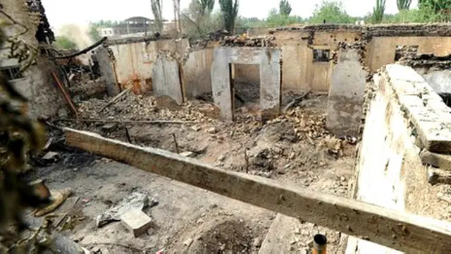 رسانههای رسمی چین میگویند ماموران پلیس در این خانه به آتش کشیده شدند