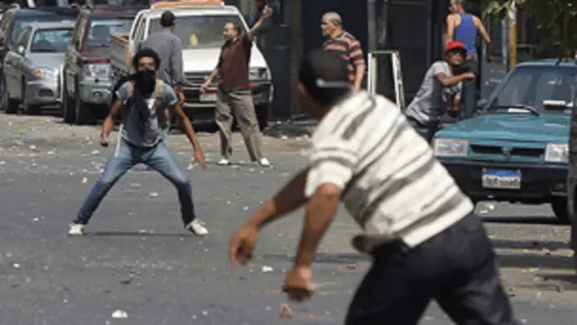 عینی شاہدین کا کہنا ہے کہ دونوں گرہوں نے ایک دوسرے پر پتھراؤ کیا