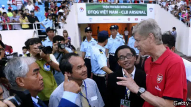 Ông Đoàn Nguyên Đức xuất hiện bên cạnh huấn luyện viên Arsene Wenger