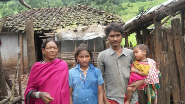 आदिवासी महिला झनको अपने परिवार के साथ