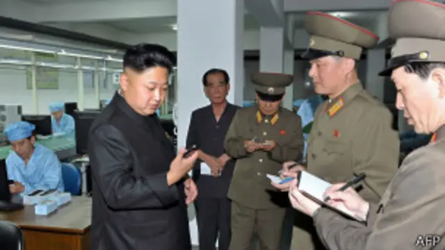 Ким Чен Ын на фабрике 11 мая