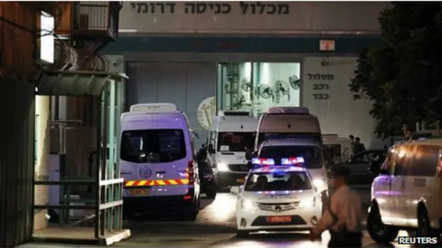 نقلت حافلتان إسرائيليتان السجناء من سجن أيالون في مدينة الرملة بإسرائيل باتجاه المعابر مع الجانب الفلسطيني.