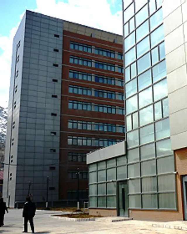 د جمهوریت روغتون چې ډېرو په کې د با کیفیته او په عصري وسایلو سمبال توکو د درملنې هیله درلود ه، خو اوس یوازې د یوې ښکلې څو پوړیزې ودانۍ په توګه په کابل ښار کې ولاړ دی.