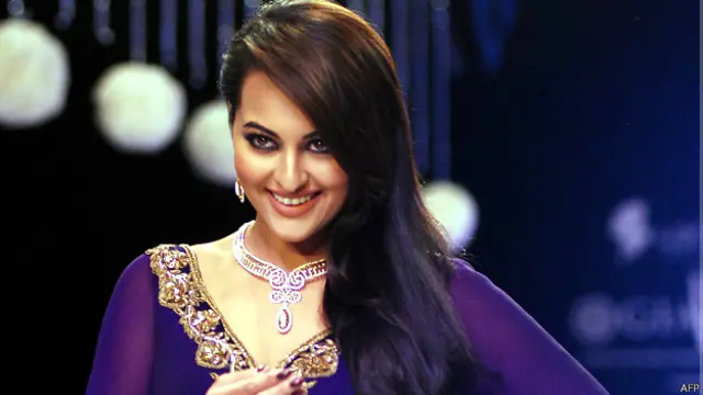 سوناکشی سنہا اپنے زمانے کے معروف اداکار شتروگھن سنہا کی بیٹی ہیں