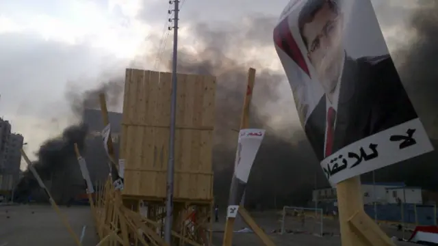 सुरक्षा बलों की कार्रवाई के बाद उठता धुंआ.