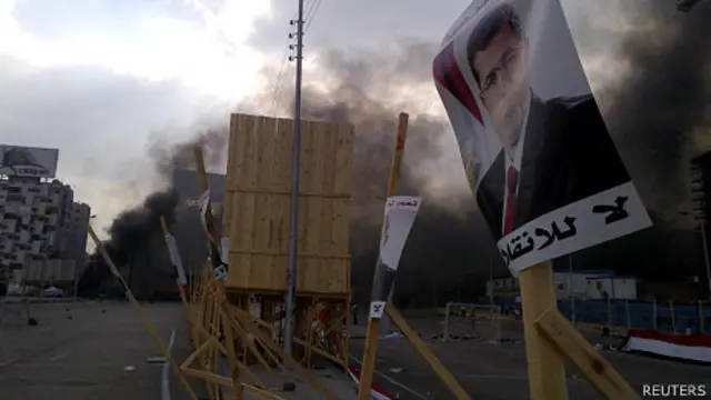 埃及開羅拉比亞•阿達維耶清真寺外冒起濃濃黑煙(14/8/2013)