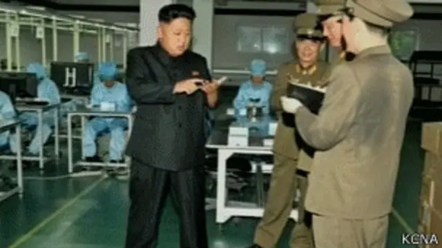 Kim Jong-Un com smartphone coreano. Foto: KCNA
