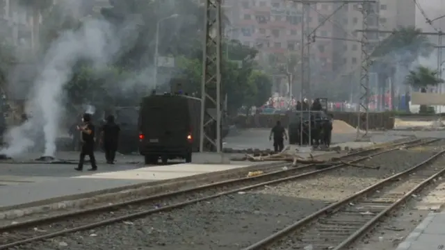 मिस्र की राजधानी क़ाहिरा में मोहम्मद मुर्सी के समर्थकों को हटाने के लिए प्रदर्शनस्थल पर पुलिस कार्रवाई की जा रही है. 