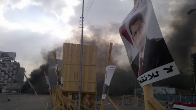 मुर्सी समर्थकों का कहना है कि सेना ने एक लोकतांत्रिक तरीके से चुनी हुई सरकार का तख्ता पलट दिया और खुद पूरी सत्ता पर कब्जा करना चाहती है.
