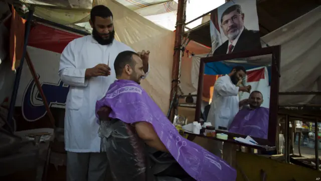 ये नज़ारा मुर्सी समर्थक प्रदर्शनकारियों के एक टेंट के अंदर का है.ये लोग राजधानी क़ाहिरा में लगातार जमे हुए हैं.