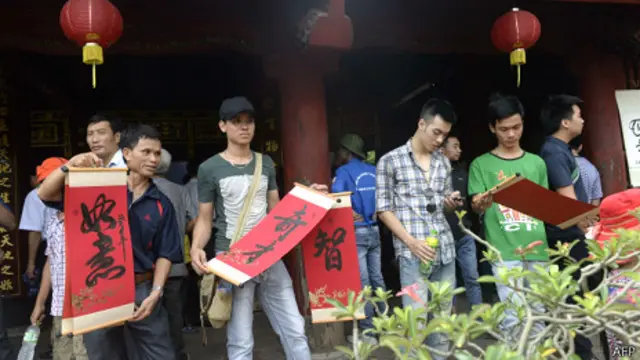 Sỹ tử đến cầu may mắn ở Văn Miếu, Hà Nội, trước kỳ thi đại học