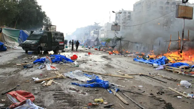 Aparat bubarkan aksi pro-Morsi