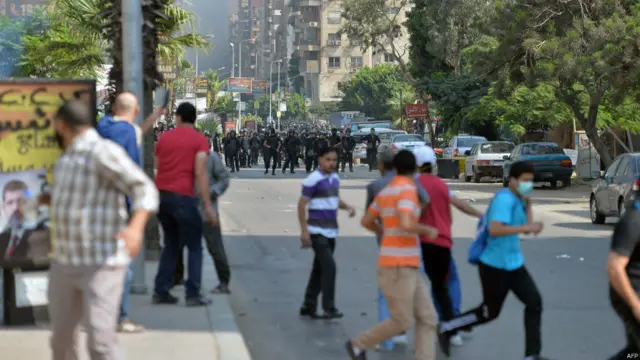 Aparat bubarkan aksi pro-Morsi